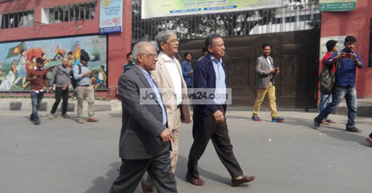 পায়ে হেঁটে আদালতে এলেন ফখরুল-মোশাররফ