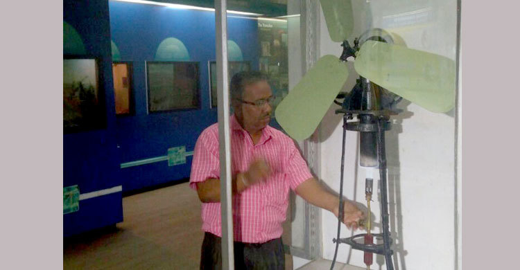 আগুন দিয়ে চলে যে পাখা