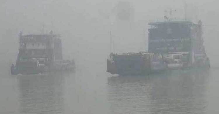 মাঝ পদ্মায় ১০ ফেরি আটকা, চলাচল বন্ধ