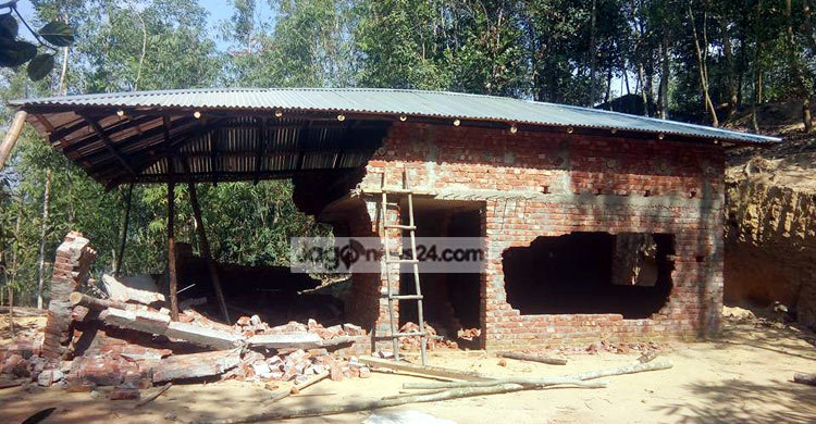 পাহাড় কেটে গড়া দুই পাকা বাড়ি উচ্ছেদ