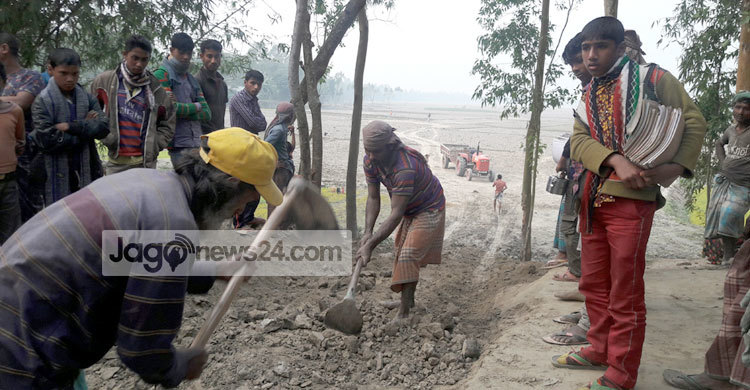 বাঁধ কেটে রাস্তা!