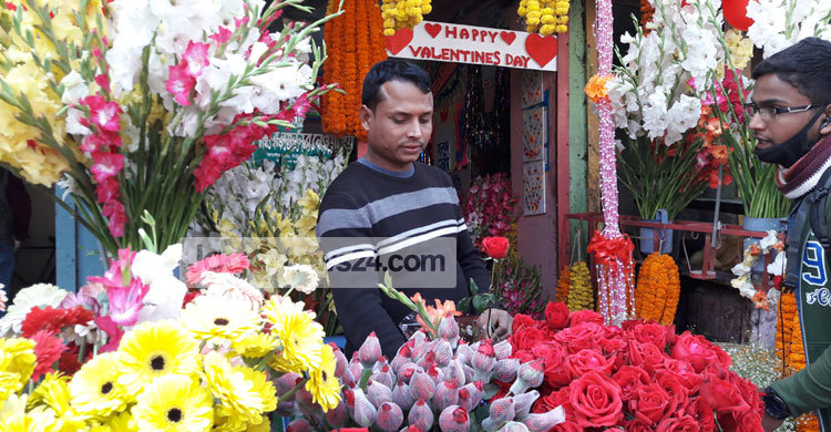 মেতেছে সবাই, দোকানে ফুল বিক্রির উৎসব