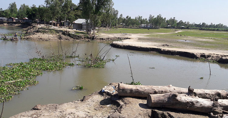 বন্যা নিয়ন্ত্রণের ৭ বাঁধ ভাঙা, আতঙ্কে স্থানীয়রা