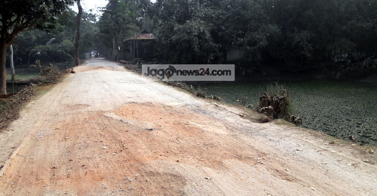 এক রাস্তায় লক্ষাধিক মানুষের ভোগান্তি