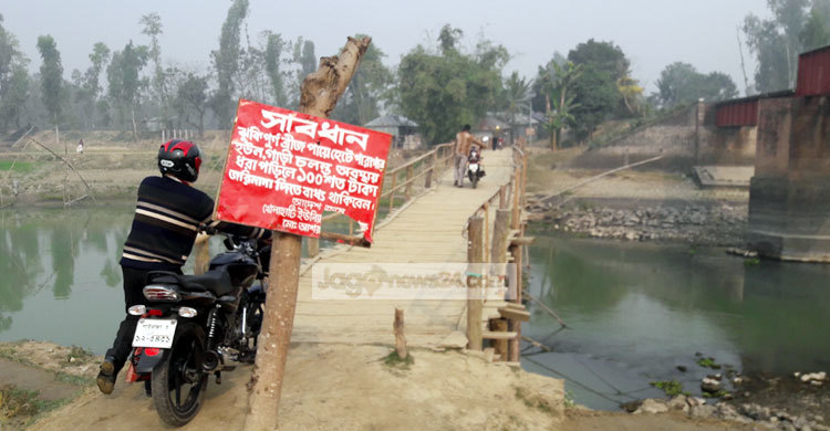 চলন্ত গাড়ি ধরা পড়লে একশ টাকা জরিমানা