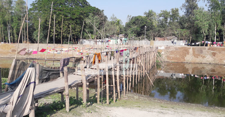 ভরসা তাদের ঝুঁকিপূর্ণ কাঠের সাঁকো