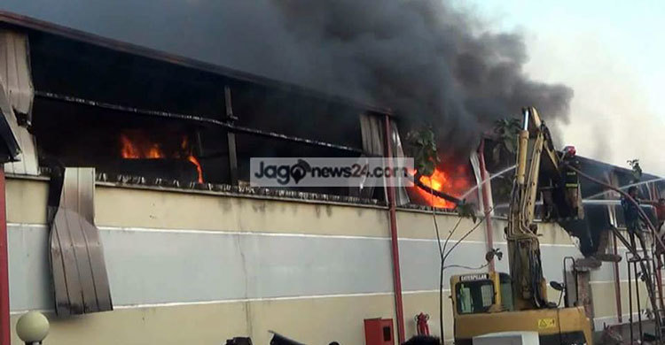 গাজীপুরে তুলার গুদামে আগুন