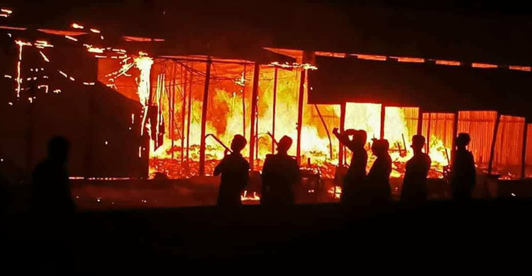 টঙ্গীতে ফার্নিচার মার্কেটে আগুন