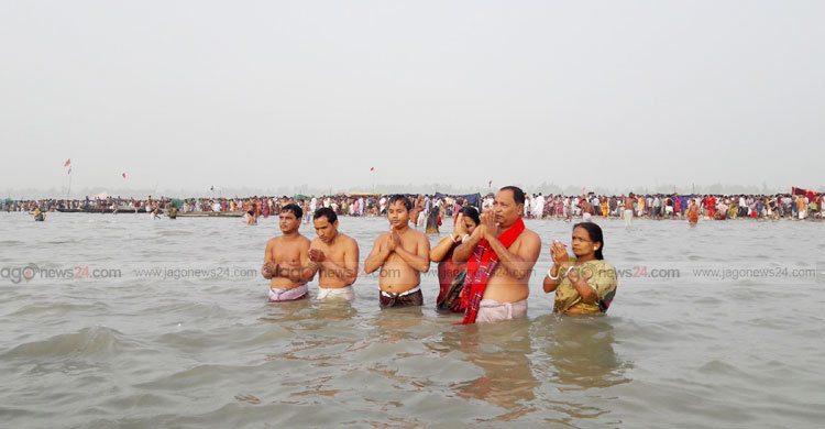 পাপ মুক্তির আশায় স্নানোৎসব