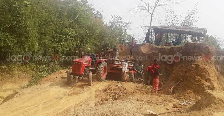 তবুও কাটছে টিলা