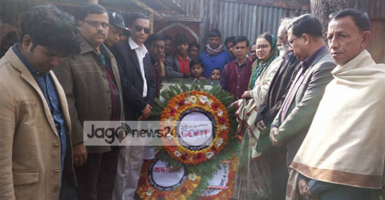 সেই গ্রেনেড হামলার স্থানে পুষ্পস্তবক অর্পণ