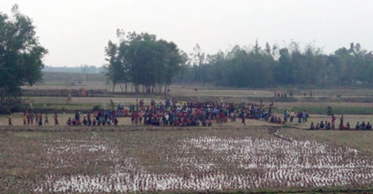 পুলিশের সঙ্গে গ্রামবাসীর সংঘর্ষ : ১০ জন গুলিবিদ্ধ