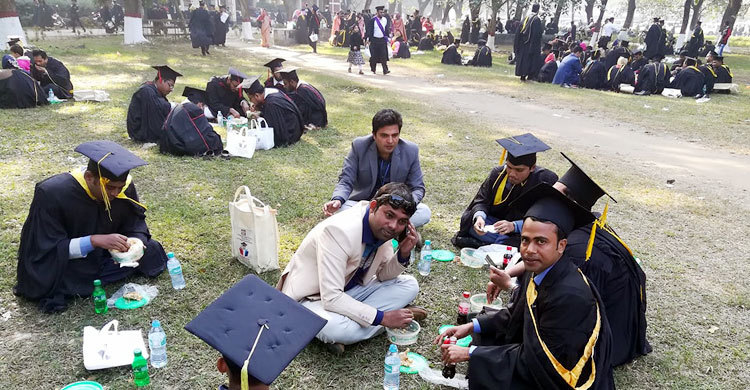 ৪শ খাসি আর ৪ হাজার মুরগিতে ভোজ