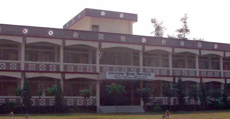 শিক্ষকের দ্বন্দ্বে বিদ্যালয়ে তালা