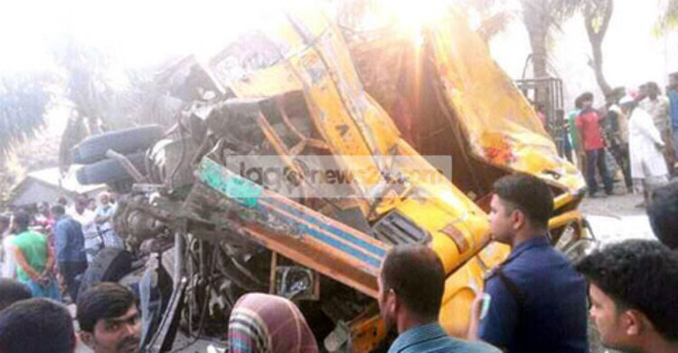 দুই ট্রাকের মুখোমুখি সংঘর্ষে চালক নিহত