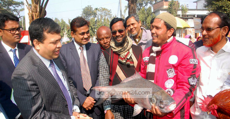 নতুন ডিসিকে ১৪ কেজি ওজনের কাতল মাছ উপহার