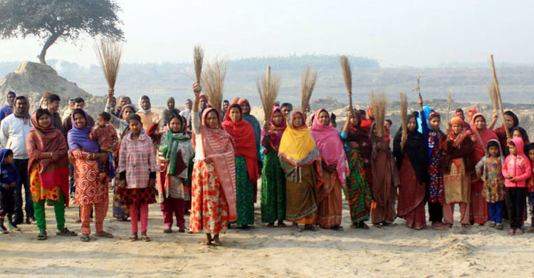 বালু উত্তোলনকারীদের ঝাড়ু নিয়ে ধাওয়া দিল নারীরা