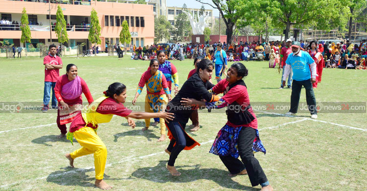 যশোরে নারীদের কাবাডি খেলা