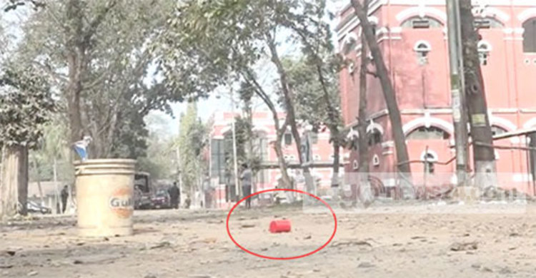 যশোর জেলা প্রশাসক কার্যালয় চত্বরে ককটেল