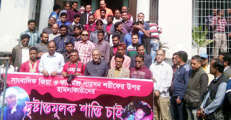 যশোরে পুলিশ সুপারের কার্যালয়ে সাংবাদিকদের অবস্থান