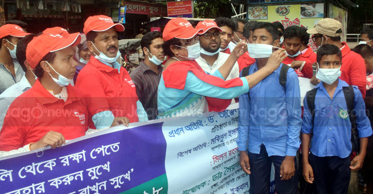 পথচারীদের মাঝে ফ্রি মাস্ক বিতরণ