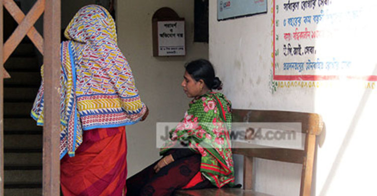 স্বাস্থ্যকেন্দ্রে বসে অঝোরে কাঁদলেন অন্তঃসত্ত্বা