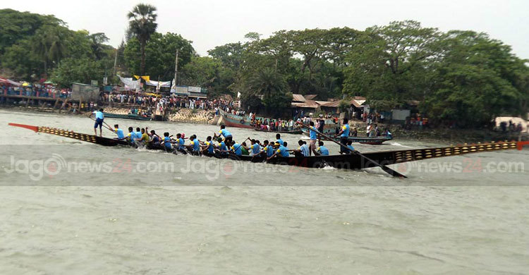 ঐতিহ্যবাহী নৌকাবাইচ প্রতিযোগিতা অনুষ্ঠিত