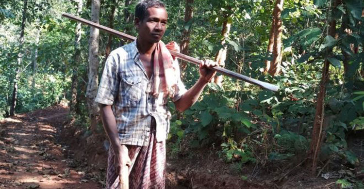 A father builds 8-Km mountain road so his kids can attend school