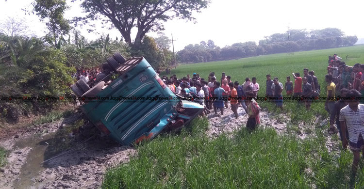 রাস্তার পাশের খাদে যাত্রীবাহী বাস, নিহত ১