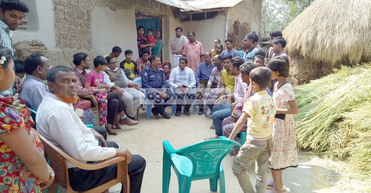 কবিরাজের গুজবে কান দিয়ে ঘরবন্দি গ্রামবাসী