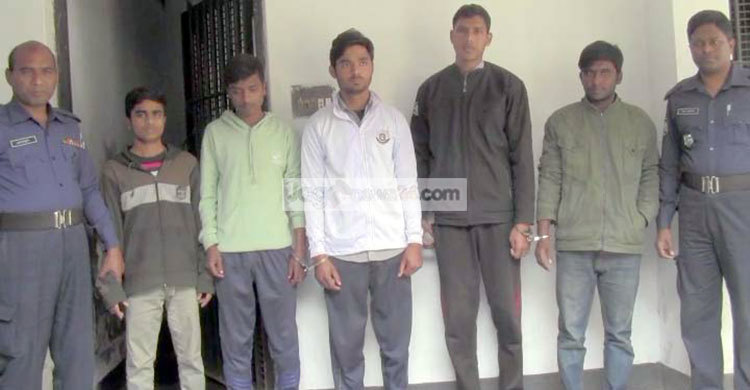 জয়পুরহাটে ককটেল-পেট্রলবোমাসহ আটক ৭