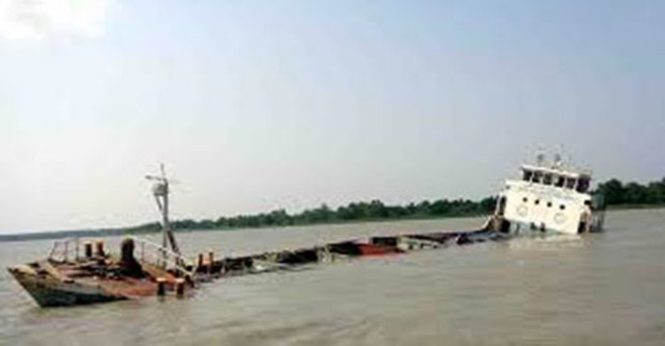 ৩ দিনেও উদ্ধার হয়নি ডুবে যাওয়া কার্গোটি