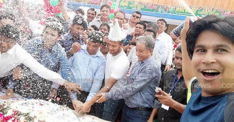 ভক্তদের সঙ্গে সাকিবের জন্মদিন পালন