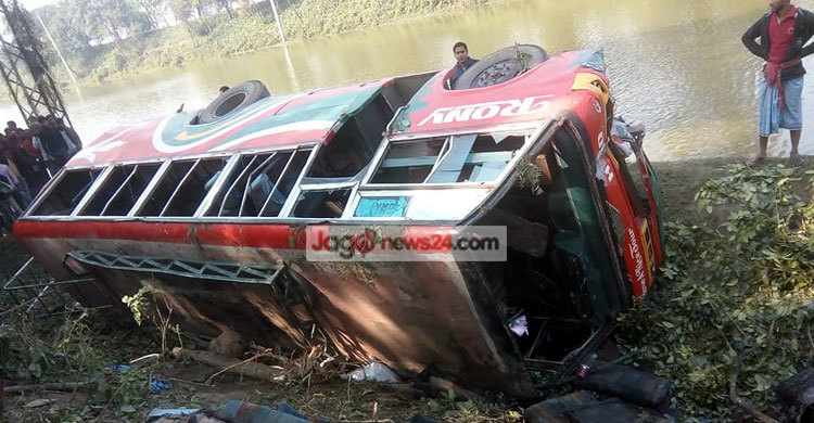 কুষ্টিয়ায় বাস উল্টে চালক ও হেলপার নিহত