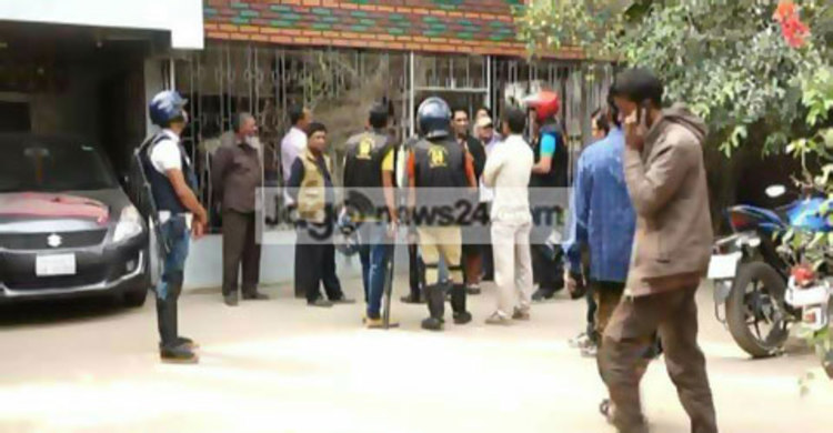 বিএনপি নেতার বাড়ি ঘিরে রেখেছে পুলিশ