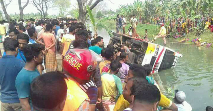 কুষ্টিয়ায় পৃথক সড়ক দুর্ঘটনায় নিহত ১ আহত ৩২