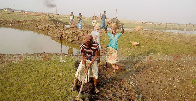 নদীতে বাঁধ দিয়ে ইটভাটার রাস্তা