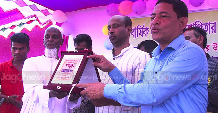 লক্ষ্মীপুরে ৩০ গুণীকে সম্মাননা