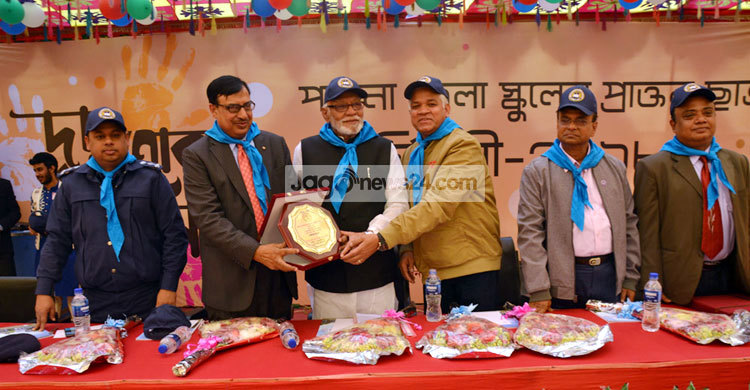 Land-Minister-taking-1