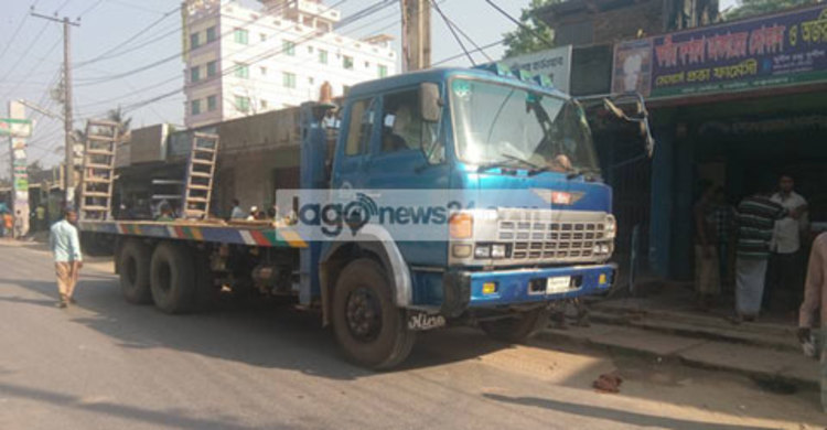 মায়ের কোল থেকে পড়ে লরিচাপায় শিশুর মৃত্যু