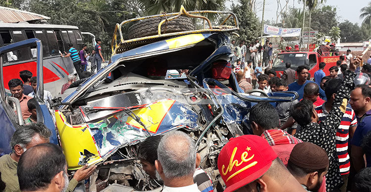 মাদারীপুরে বাস-ট্রাকের সংঘর্ষে নিহত ২