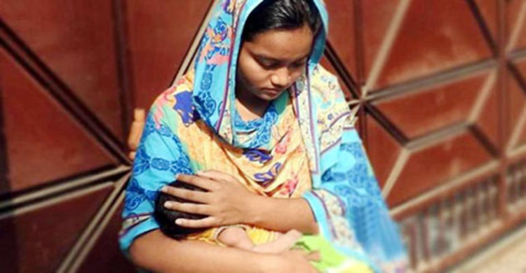 সন্তান নিয়ে প্রবাসী প্রেমিকের বাড়িতে প্রেমিকা