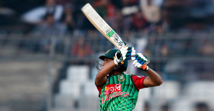 বিপদের মুখে মাহমুদউল্লাহর হাফসেঞ্চুরি
