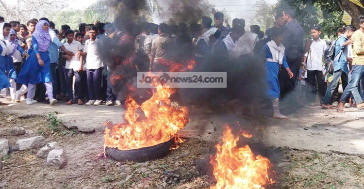মানিকছড়িতে ইউএনও'র বিরুদ্ধে শিক্ষার্থীদের বিক্ষোভ