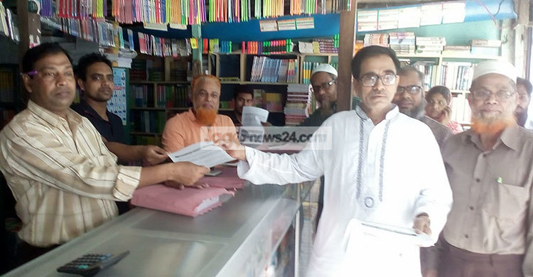 লিফলেট বিতরণের সময় উপজেলা চেয়ারম্যান আটক