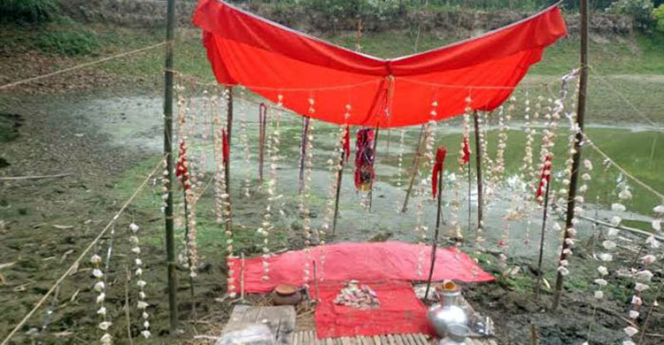 রাতারাতি মরদেহ এনে মাজার করে ভণ্ডামি