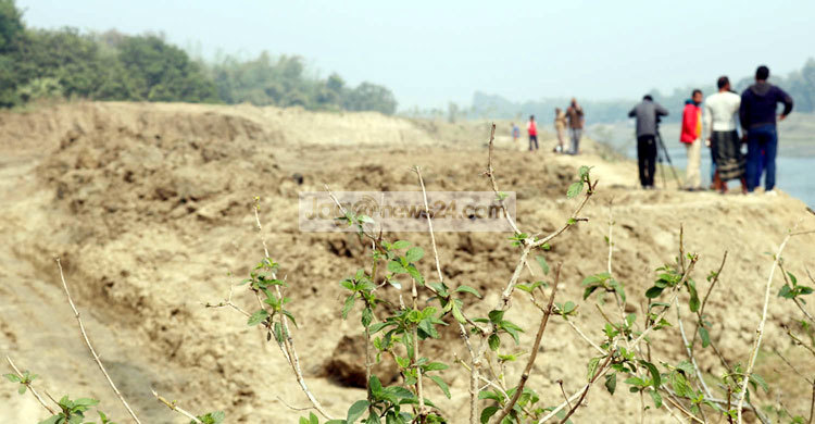 যাদের ক্ষমতা আছে তারাই মাটি কেটে নিয়ে যাচ্ছে