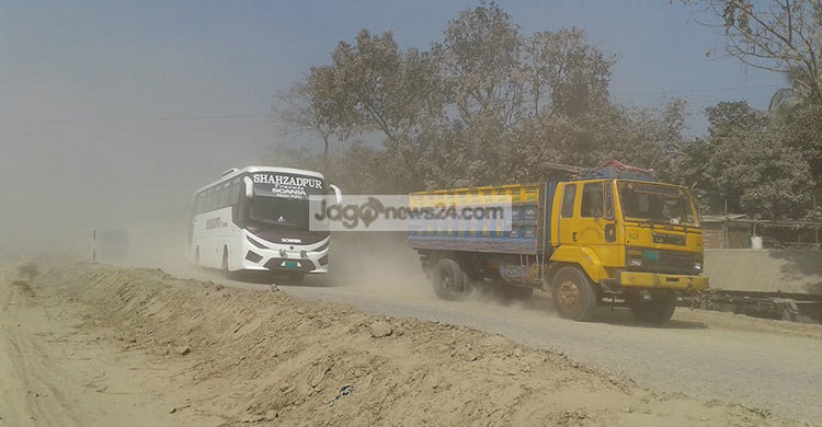 ধুলাময় ঢাকা-টাঙ্গাইল মহাসড়কে দুর্ভোগ