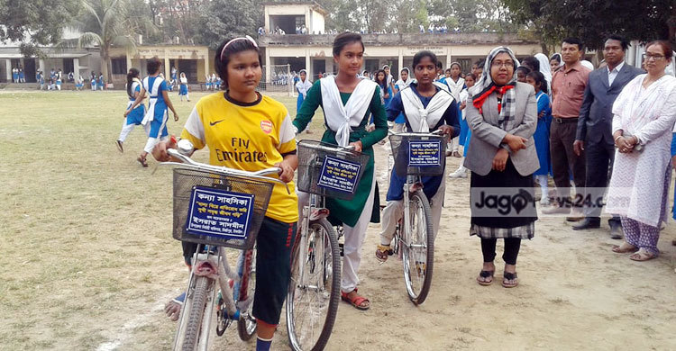 বাইসাইকেল পেলেন তিন সাহসিকা