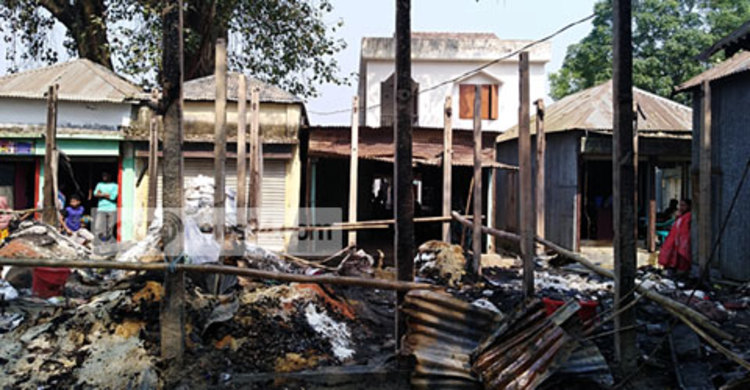 মির্জাপুরে অগ্নিকাণ্ডে ৪ দোকান পুড়ে ছাই